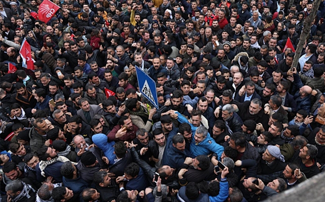 VİDEO | CHP belediye başkan adayı, seçim mitinginde tekbir getirdi