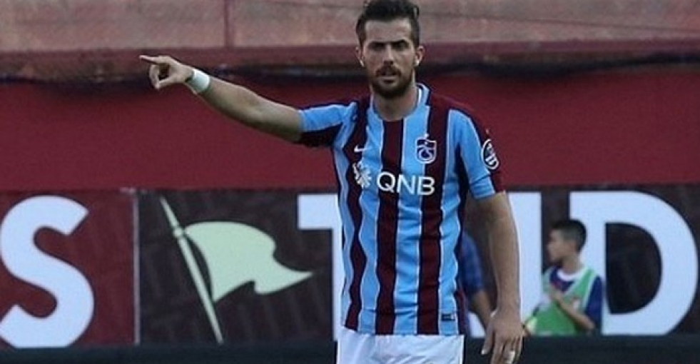 Trabzonsporlu futbolcudan taraftara yumruk!