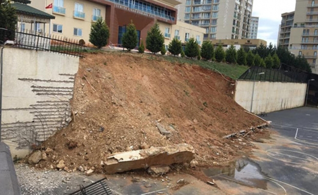 İstinat duvarı okul bahçesine devrildi