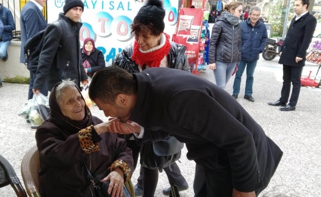 CHP'nin Foça adayı Gürbüz halkla kucaklaşıyor