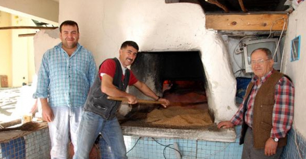 Taş değirmende 100 yıldır tahin üretiliyor