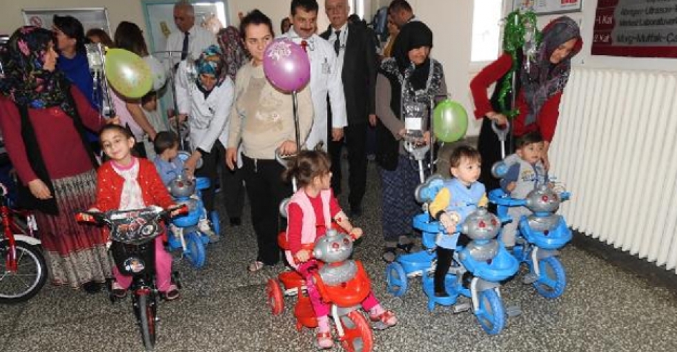 Hastane koridorlarında çocuklar bisiklet sürüyor