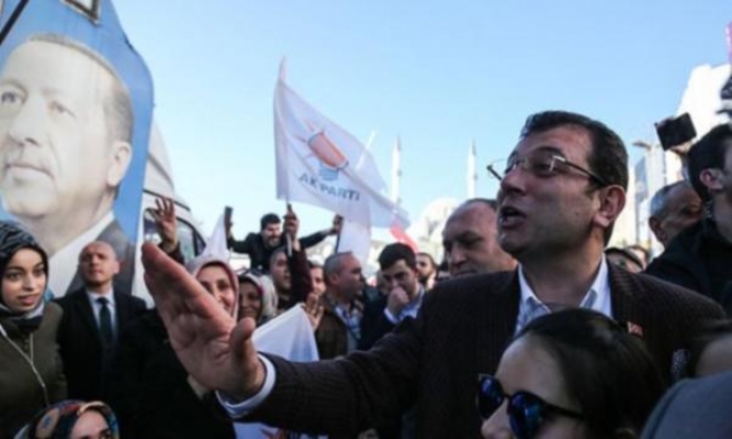 Ekrem İmamoğlu'ndan AKP standına ziyaret