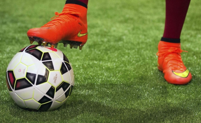 Ünlü futbolcu, fotoğraflarını beğenen kadına lüks araç aldı!