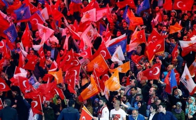 Yeniden aday gösterilmedi, il binasını bastı
