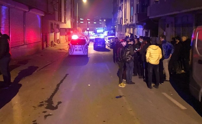 Gaziosmanpaşa'da depremin ardından çatlakların oluştuğu bina boşaltıldı