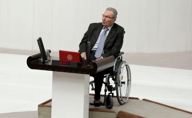 Deniz Baykal Meclis’te yemin etti