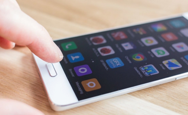 Telefon ekranını maksimum ışıkla kullanan kadının korneası delindi