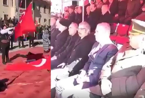 Bayburt'ta skandal: Protokol İstiklal Marşı'nı oturarak dinledi!