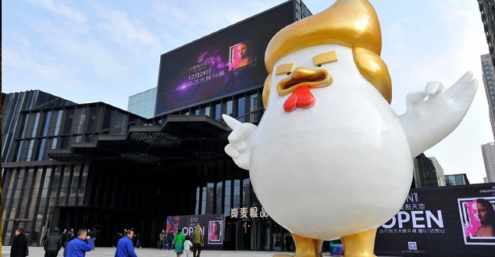 Çin'de dev 'Horoz Trump' heykeli