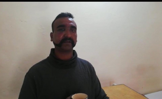 Pakistan, esir pilotu Hindistan'a iade etti