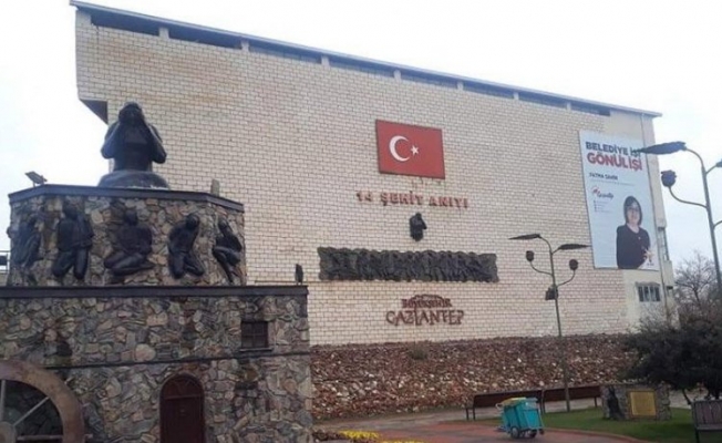 Şehit anıtında tepki çeken AKP afişi