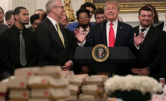 Trump, sporculara zorla fast food yedirtti
