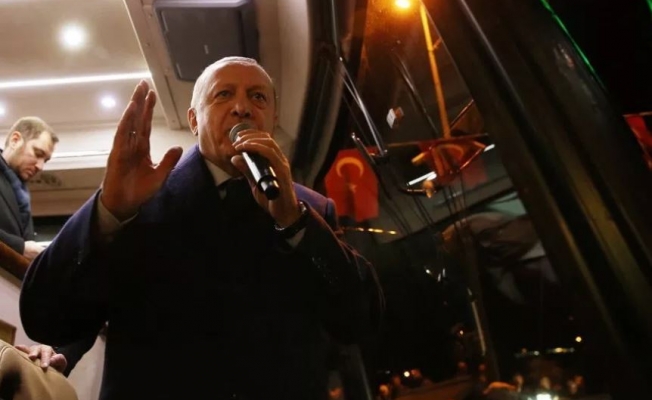 Öğrencileri mitinge götürmek için izin kağıdı imzalattılar