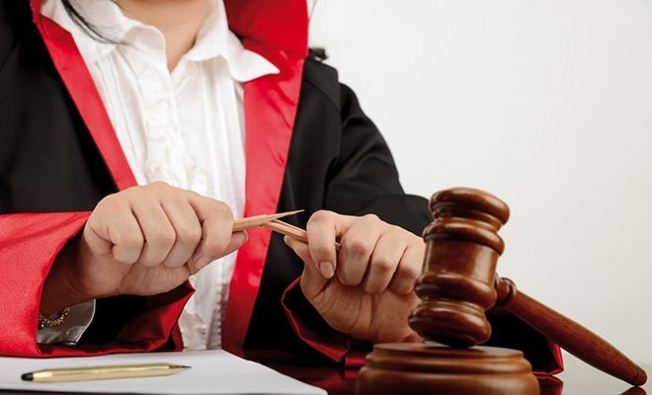 Hakimin odasında cebinden düşürünce hemen tutuklandı