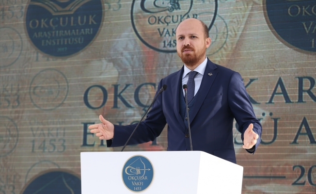 Atatürk’ü anarken babasını övdü!