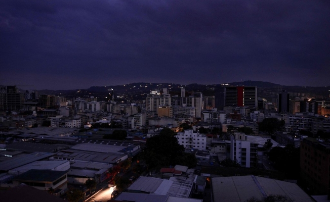 Venezuela karanlığa gömüldü