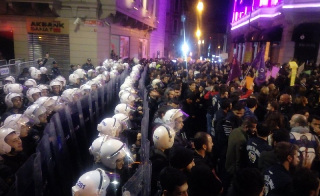 Taksim'de toplanan kadınlara biber gazlı, plastik mermili müdahale!