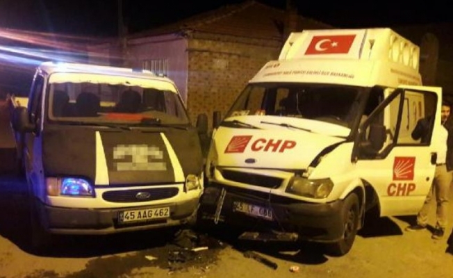 CHP seçim minibüsü kaza yaptı: Yaralılar var