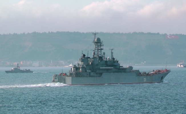 Rus Donanması'na ait gemi Çanakkale Boğazı'ndan geçti