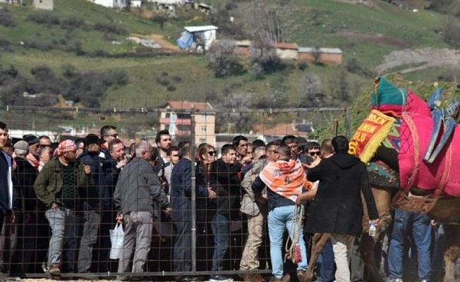 AKP'li aday, CHP'li adayı alana almayınca yuhalandı
