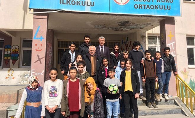 Binali Kartal'dan Hakkari'de çocuklara futbol topu jesti