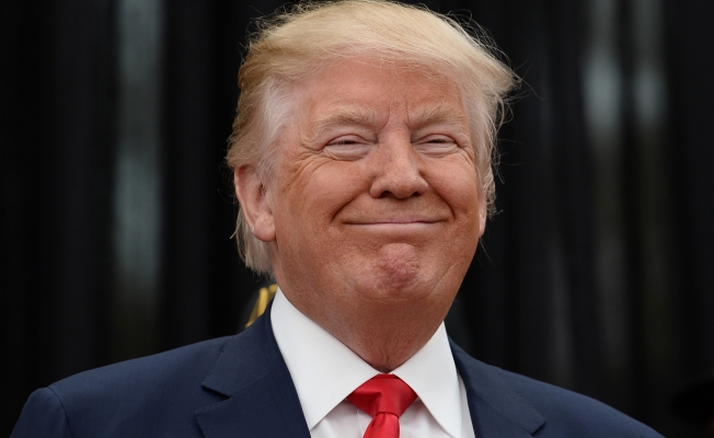 Trump İncil'e imza attı