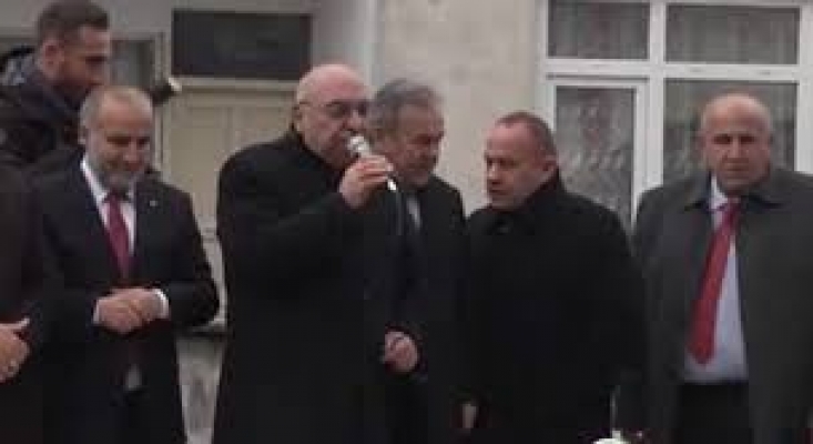AKP'li vekil ezan okununca susmadı: Belediye Başkanım emretti, 'devam et' dedi