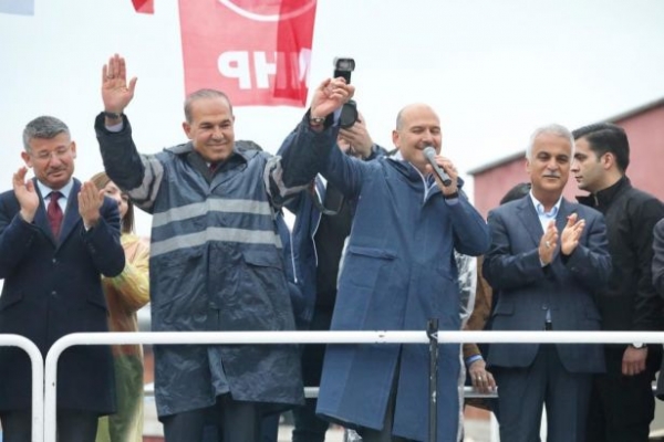 Liseli öğrenciler 'park açılışı' denilerek MHP mitingine götürüldü!