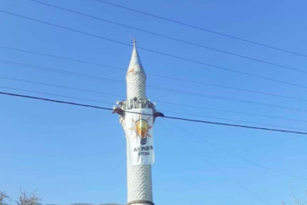 Cami minaresine AKP bayrağı astılar!