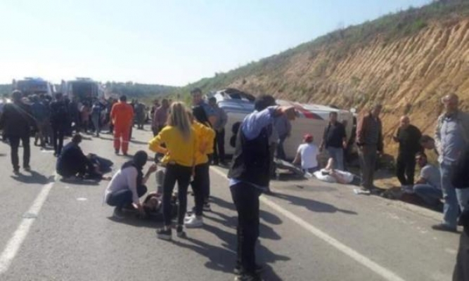 Adana'da seçim otobüsü devrildi: Yaralılar var
