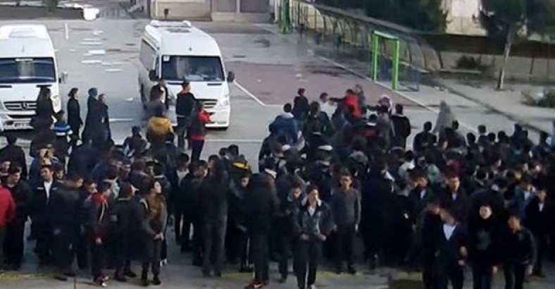 Öğrenciler, öğretmeni ve okulun müdür yardımcısını dövdü