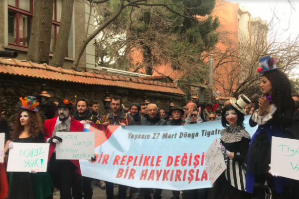 'Bize engellerle değil biletlerle gelin'