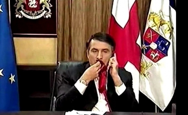Saakaşvili, 2008'de kravatını neden yediğini anlattı