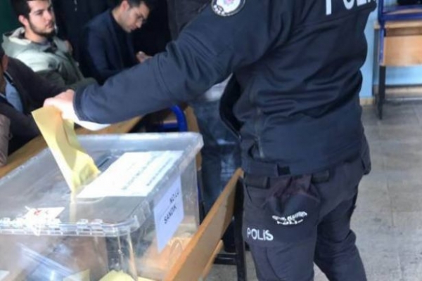'Halfeti'de polisler belgesiz oy kullanıyor'