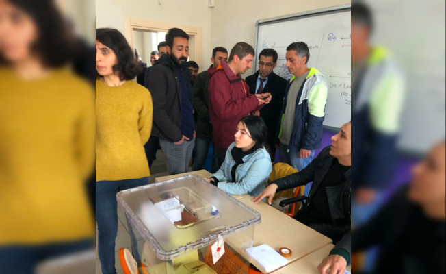 AKP'li adayın oğlu kabinde telefonla yakalandı!