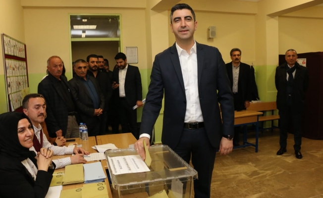 CHP Kartal Belediye Başkan Adayı Gökhan Yüksel oyunu kullandı