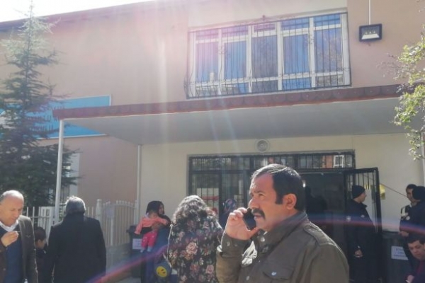 Dikmen'de muhtar adayları arasında bıçaklı kavga: Bir kişi bıçaklandı!