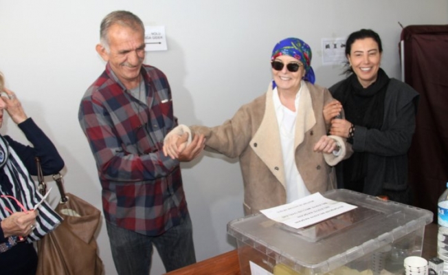 Ünlü sanatçı hasta yatağından kalkıp oy verdi