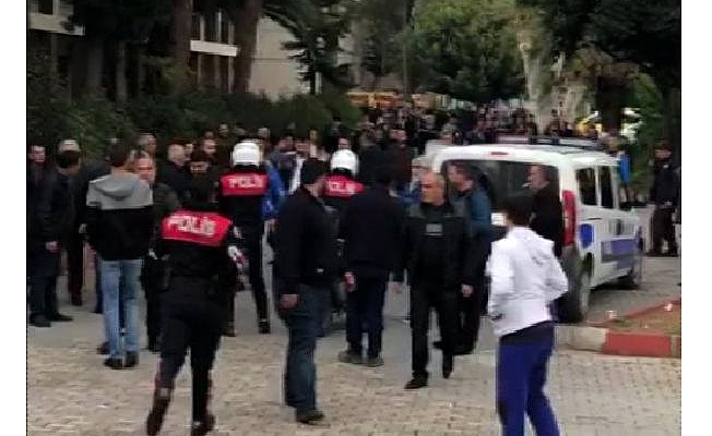Oy kullanmaya gelen yurttaşlar birbirlerine girdi