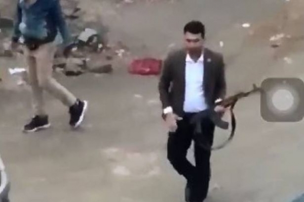 Urfa'da AKP’li vekilin yakınları kalaşnikof çekti!