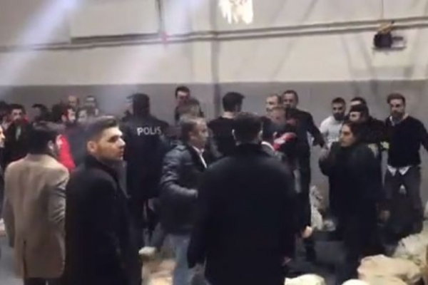 AKP'liler Üsküdar İlçe Seçim Kurulu'nu basarak polise saldırdı!