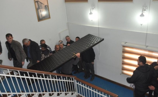 'Halkımızla aramıza girmeyecek' dedi; makam odasının kapısını söktürdü