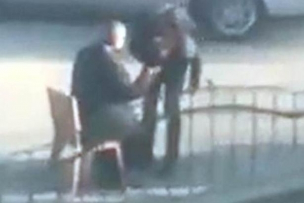 Öğrencilere elini öptürüyordu... AKP'li başkanın ilk icraatı olay yarattı