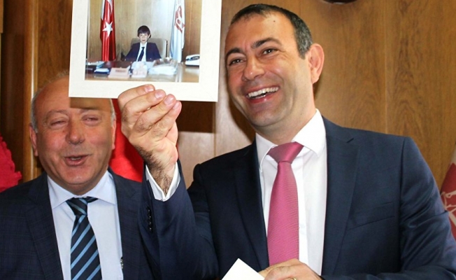 CHP'li başkan 23 Nisan'da oturduğu koltuğa 32 yıl sonra belediye başkanı olarak oturdu