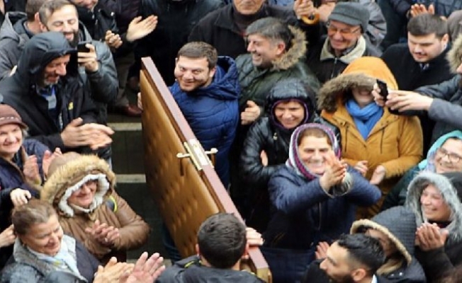 CHP'li başkanın ilk icraatı makam kapısını sökmek oldu