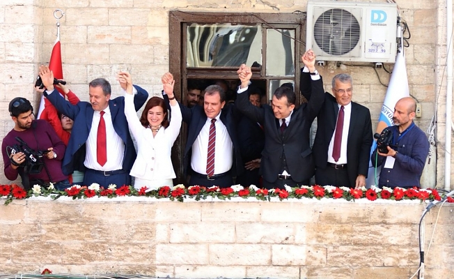 Mersin'de Vahap Seçer, mazbatasını aldı