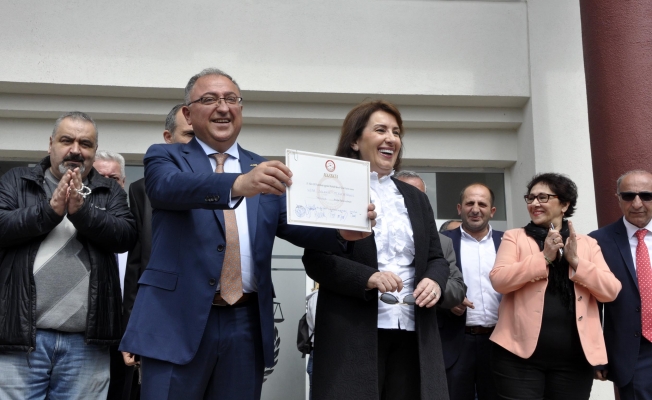 Vefa Salman mazbatasını aldı: Balkon konuşması yaptı