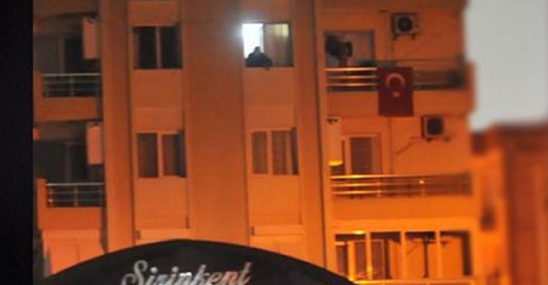 İzmir'de bir kişi eşi ve çocuğunu silahla rehin aldı