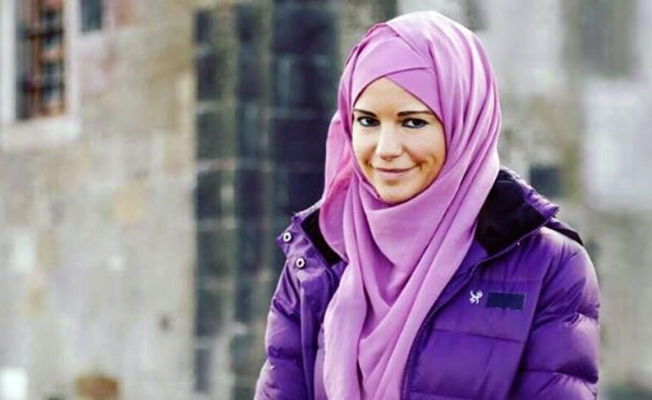 Burcu Çetinkaya türbanı çıkardığını açıkladı